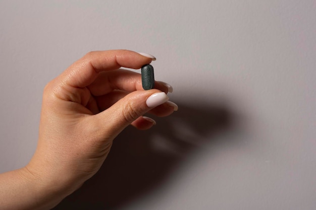 Droga en manos de mujer de cerca