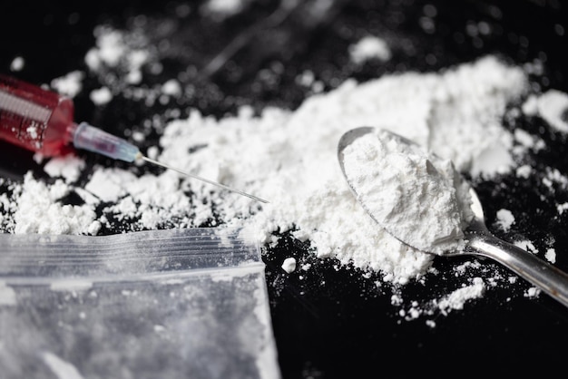 Drogen oder Betäubungsmittel sind alle Arten von Medikamenten Kokainabhängigkeit Heroin ist schädlich für den Tod Drogen sind illegal oder verboten Heroin ist ein Pulver Menschen benutzen Spritzen und injizieren sich in ihr Blut