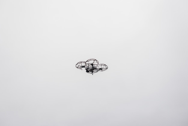 Drohne beim Fliegen durch die Luft. Hintergrund.