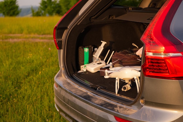 Drohne bereit zum Fliegen im SUV-Kofferraum, Landschaft, Natur, Berge, Sonnenuntergang