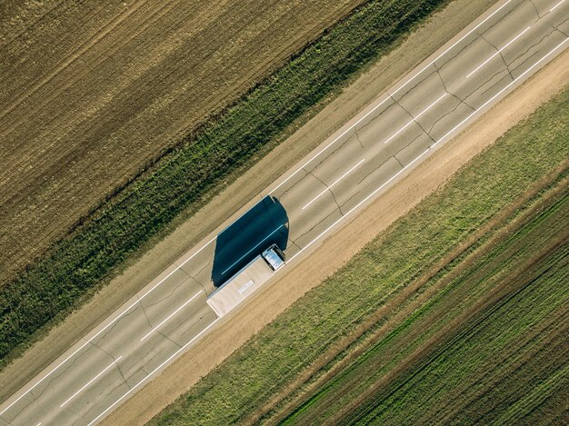 Drohne Draufsicht Straße und Wald. Textur der langen riesigen Straßenansicht von oben. Ökosystem und gesundes Naturkonzept und Hintergrund.