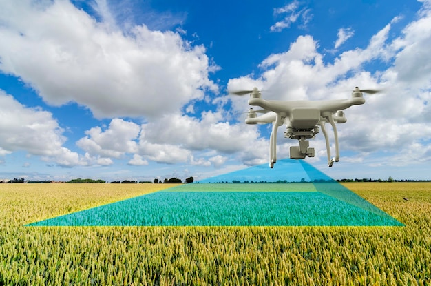 Drohne fliegt über landwirtschaftlichen Feldern gegen den Himmel