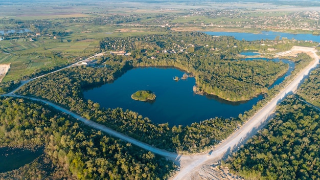 Drohne mit einer Kamera schöner Sommer kleiner Fluss aus der Höhe