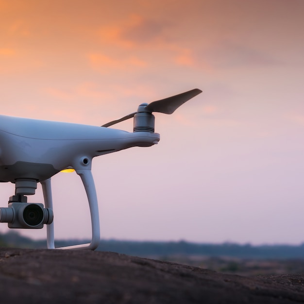 Drohne Quad Copter mit Digitalkamera bei Sonnenuntergang bereit, für die Überwachung zu fliegen