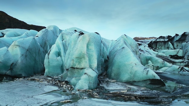 Drohnen-Aufnahme der Vatnajokull-Eiskappe, die auf dem nordischen See schwimmt und eine wunderschöne arktische Landschaft bildet. Isländische Landschaft mit riesiger Gletscherkarte und Lagune mit frostigen Eisbergen.