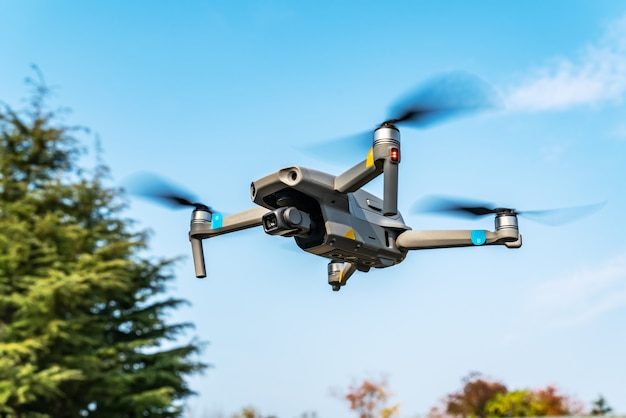 Drohnen im Park fliegen