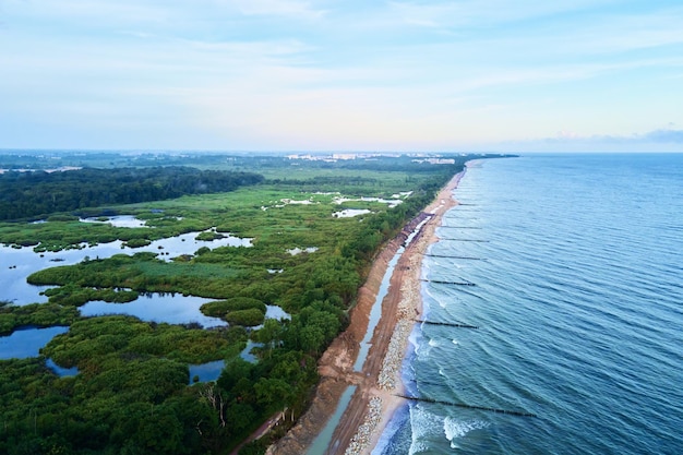 Drohnen-Luftaufnahme der Meeresküstenlandschaft mit Sandstrand und Park-Ostseeküste in Polen