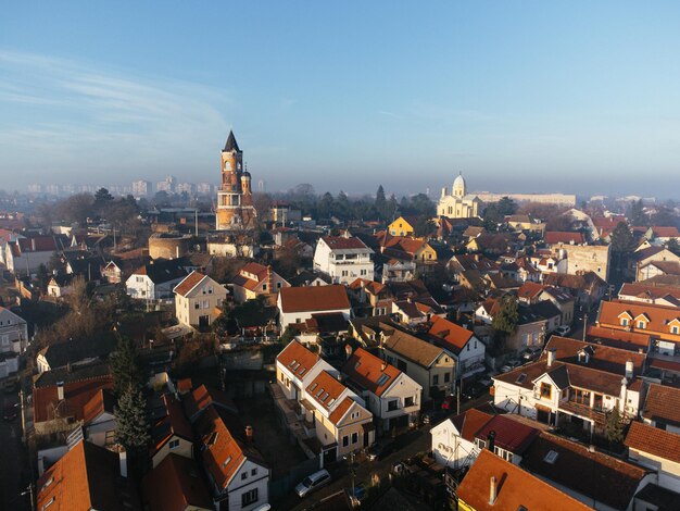 Foto drohnen-luftaufnahme der stadt belgrad im smog und nebel am morgen zemun und neu-belgrad-bezirk serbien europa