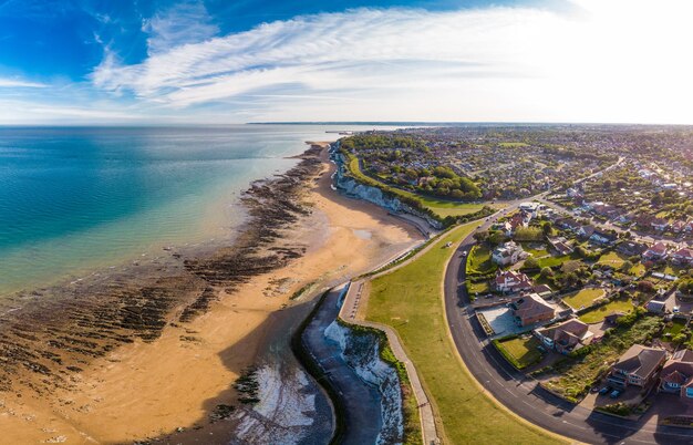 Drohnen-Luftaufnahme des Strandes und der weißen Klippen Margate, England, Großbritannien