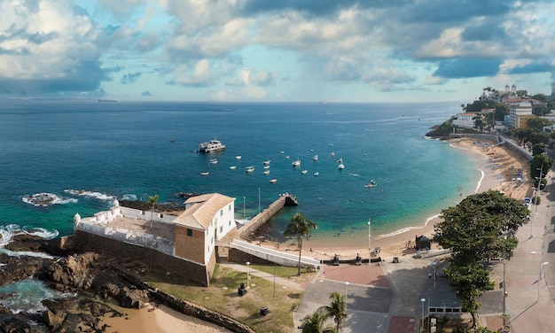 Drohnen-Luftaufnahme des Strandes von Porto da Barra in Savaldor Bahia Brasilien