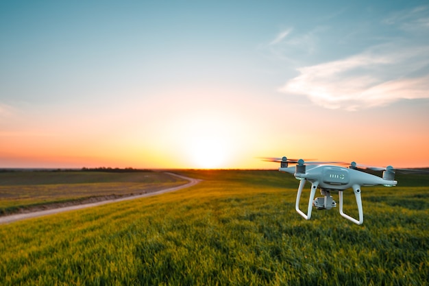 Drohnen-Quad-Copter auf gelbem Feld