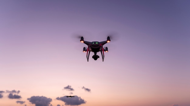 Drohnen Quadcopters mit hochauflösender Digitalkamera Drohne fliegt im Sonnenuntergang