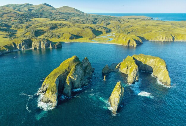 Drohnen-Sicht einer namenlosen Bucht auf der Insel Shikotan, Kurilen.