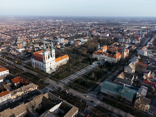 Drohnenansicht auf den Stadtplatz von Sombor und Architektur Vojvodina Region Serbien Europa