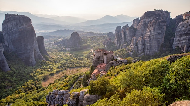 Drohnenansicht der Meteora in Griechenland bei Sonnenuntergang