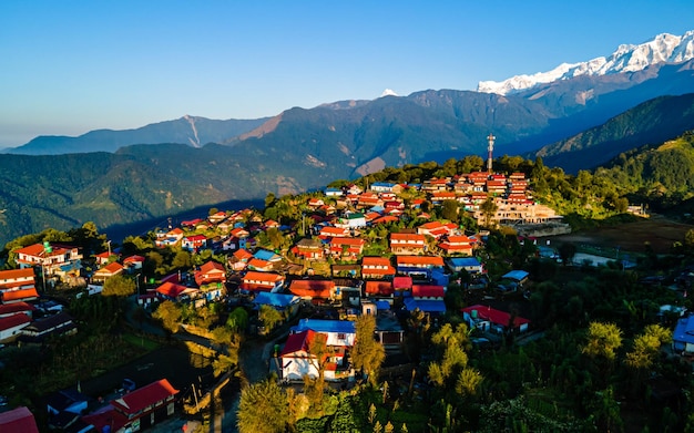 Drohnenansicht des Dorfes Ghalegaun in Lamjung, Nepal.