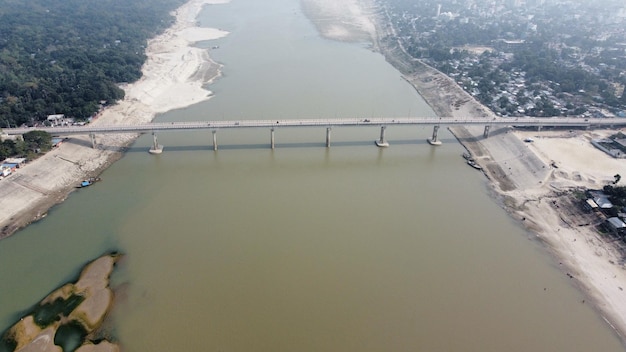 Drohnenansicht des Flusses Padma und der Hardinge-Brücke in Bangladesch