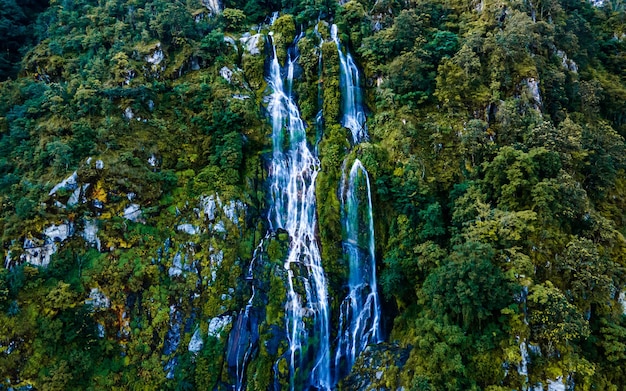 Drohnenansicht des Tindhare-Wasserfalls in der Mitte des Waldes Kavre Nepal