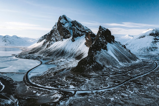 Drohnenansicht eines schneebedeckten Eystrahorn-Berges in Island