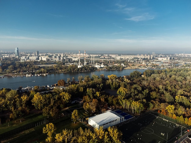 Foto drohnenansicht über dem offenen öffentlichen park und den grünen bäumen 4k