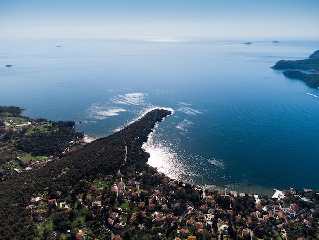 Drohnenansicht von Burgaz und der Insel Büyükada im Marmarameer Prinzeninseln Istanbul Türkei