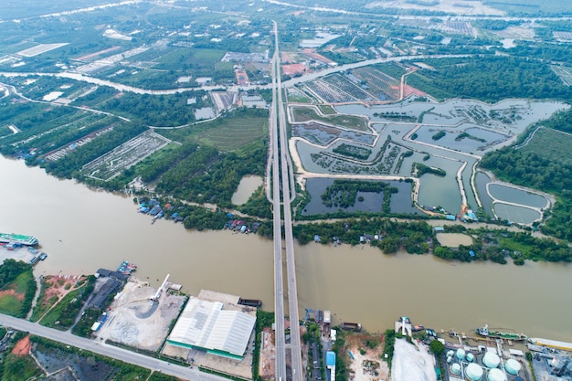 Drohnenansicht von oben nach unten auf den Tapee River und die Brücke in Surat Thani thailand