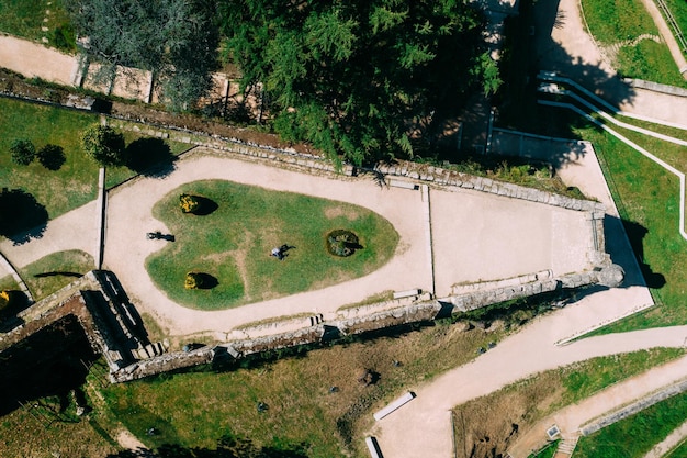 Drohnenansicht von oben nach unten auf Touristen im Park Monte do Castro in Vigo, Spanien