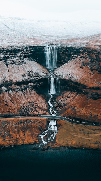 Drohnenaufnahme des Hochlandwasserfalls auf den Färöer-Inseln