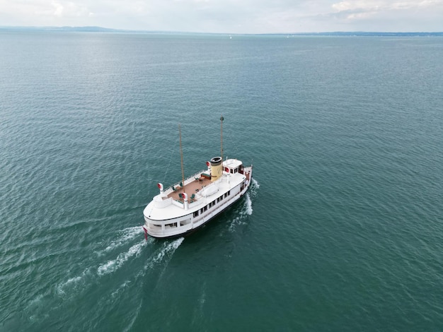 Drohnenaufnahme einer Yacht im Bodensee (Bodensee), Schweiz