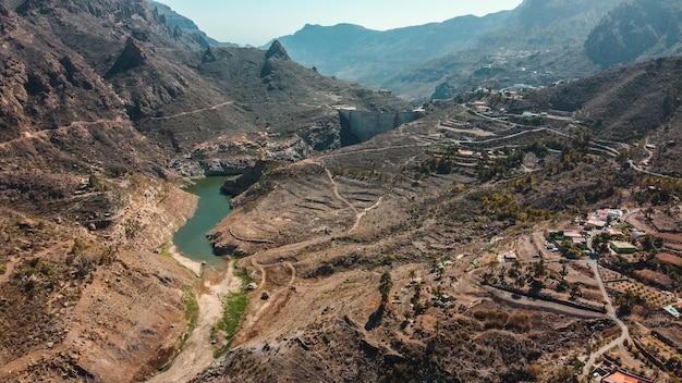 Drohnenaufnahme eines Stausees auf der spanischen Insel Gran Canaria