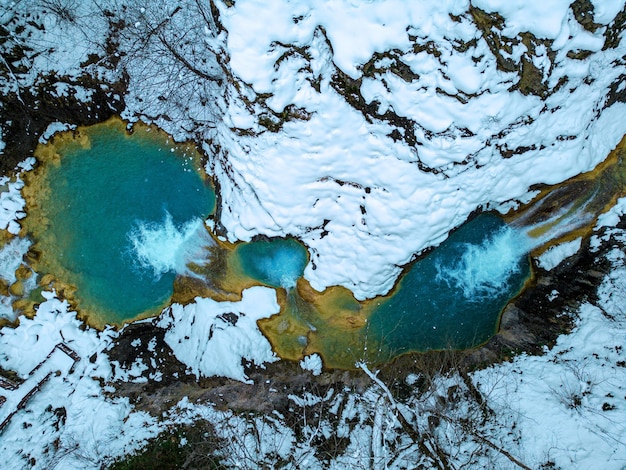 Drohnenaufnahme von Mavi Gol Giresun Turkey Blue Lake ist türkis mit der Wirkung von Kalksteinen und Sodawasser