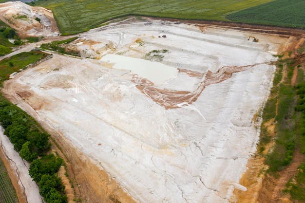 Drohnenaufnahmen von oben im Tagebau Kreidebergbau