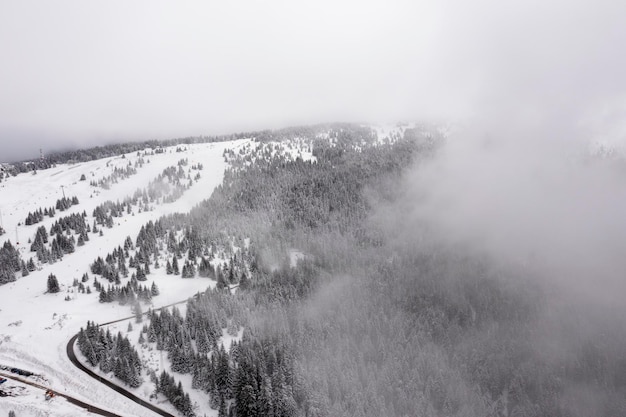 Drohnenblick auf den Berg im Winter