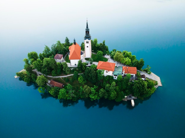 Drohnenblick auf die Kirche auf der Insel am Bleder See in Slowenien im Sommer