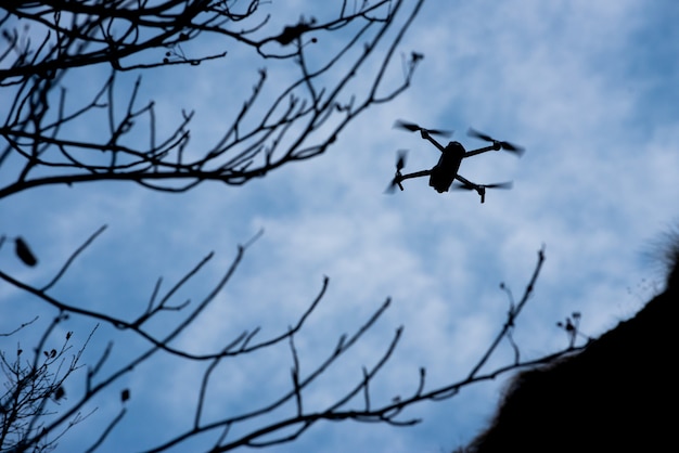 Drohnenfliegen im blauen Himmel