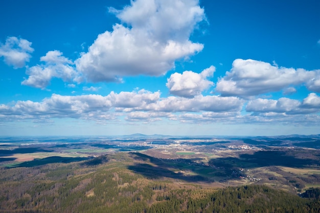 Drohnenflug über bewaldete Berge und Täler