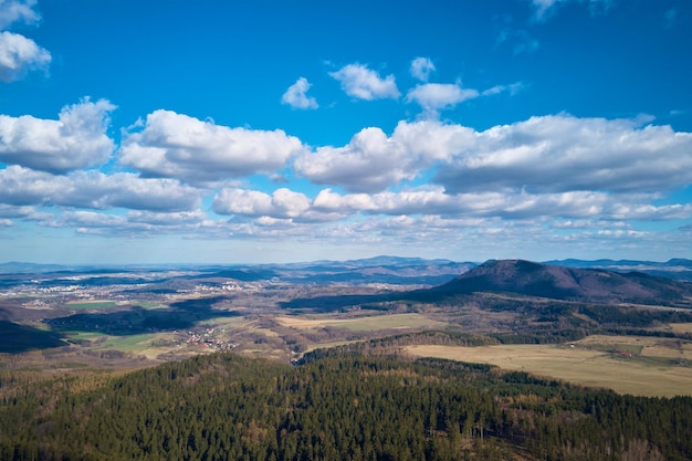 Drohnenflug über bewaldete Berge und Täler