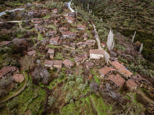 Drohnenfoto des verlassenen Dorfes Lubbey in Izmir, Türkei