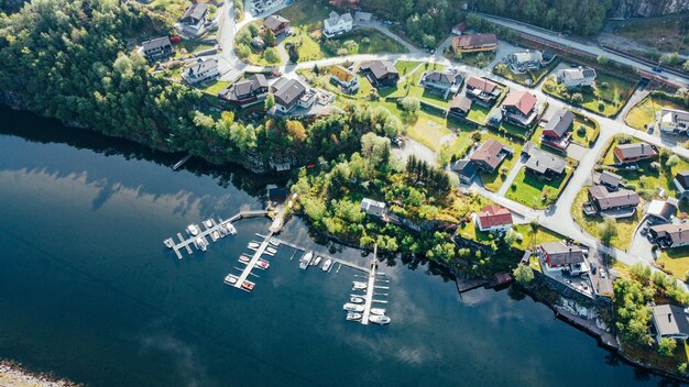 Drohnenfoto Norwegisches Dorf am Ufer des Fjords am Fuße der Berge