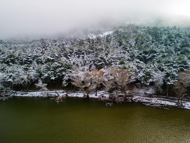 Drohnenfoto über dem Berg Yamanlar Black Lake Izmir Türkei