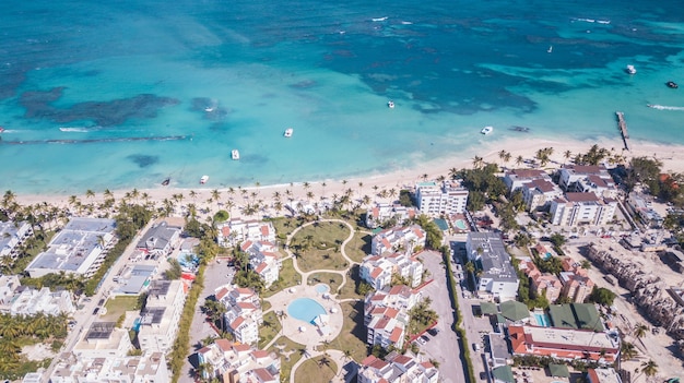 Drohnenschießen am Strand von Punta Cana mit Booten und Palmstree