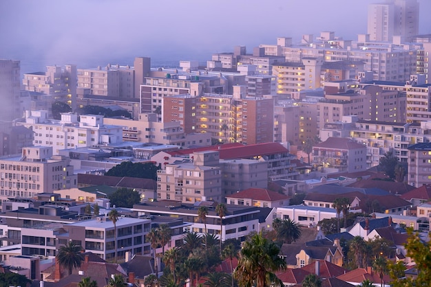 Drohnensicht auf Nebel oder Nebel über Stadtgebäuden und der Infrastruktur in der Innenstadt am frühen Morgen Luftbild von Waldbränden bei kaltem Wetter oder Buschfeuerrauch, der in die Stadt in Südafrika rollt