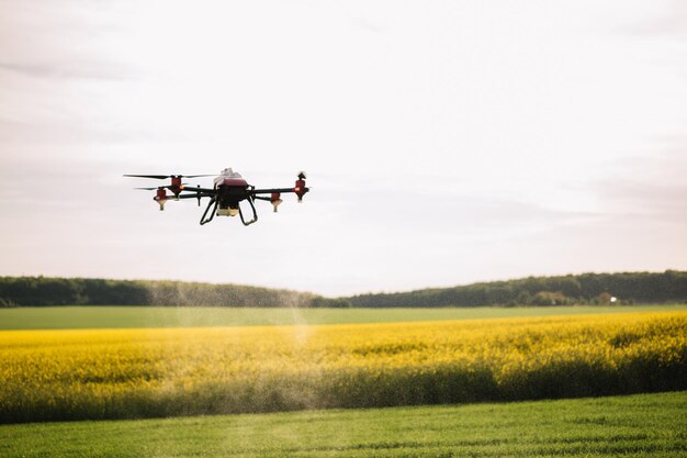 El dron agrícola vuela para rociar fertilizante en los campos de té verde Concepto de granja inteligente 40