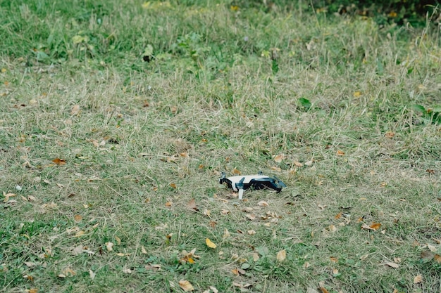 Un dron con balizas rojas en un campo de otoño