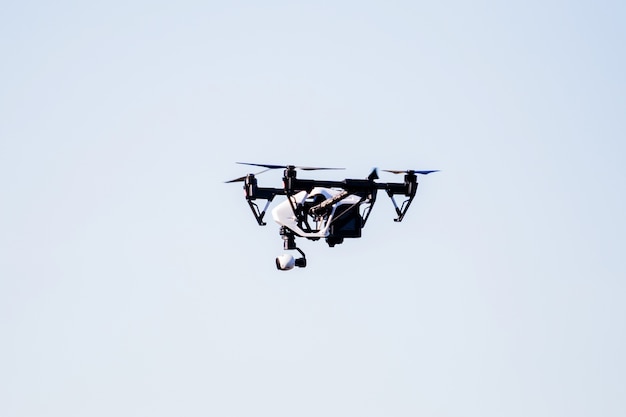 dron flotando en un cielo azul brillante