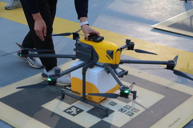Un dron que lleva una caja de emergencia se está usando para entregar suministros al estilo de China