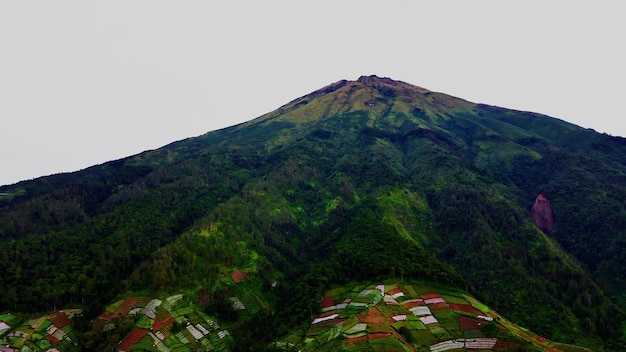 Dron con vistas a la montaña