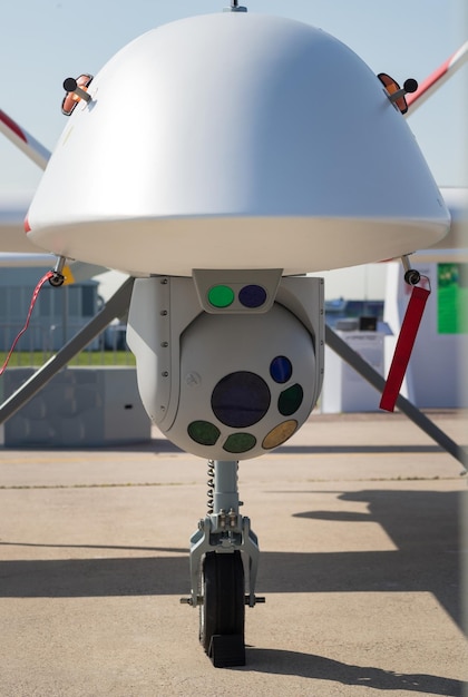 Un dron volador militar de exposición de aviones al aire libre