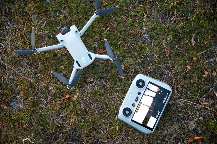 Foto dron volando con una cámara en el campo