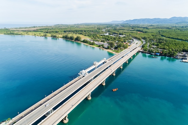 Drone aéreo disparó de puente con los coches en el fondo de transporte de imagen puente camino